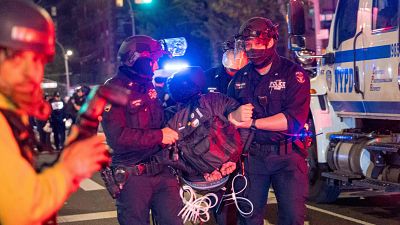 La Polica desaloja el edificio ocupado en la Universidad de Columbia y detiene a los estudiantes