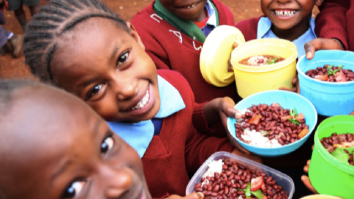 Para todos La 2 - Evitar desnutrición y abandono escolar en Kenia