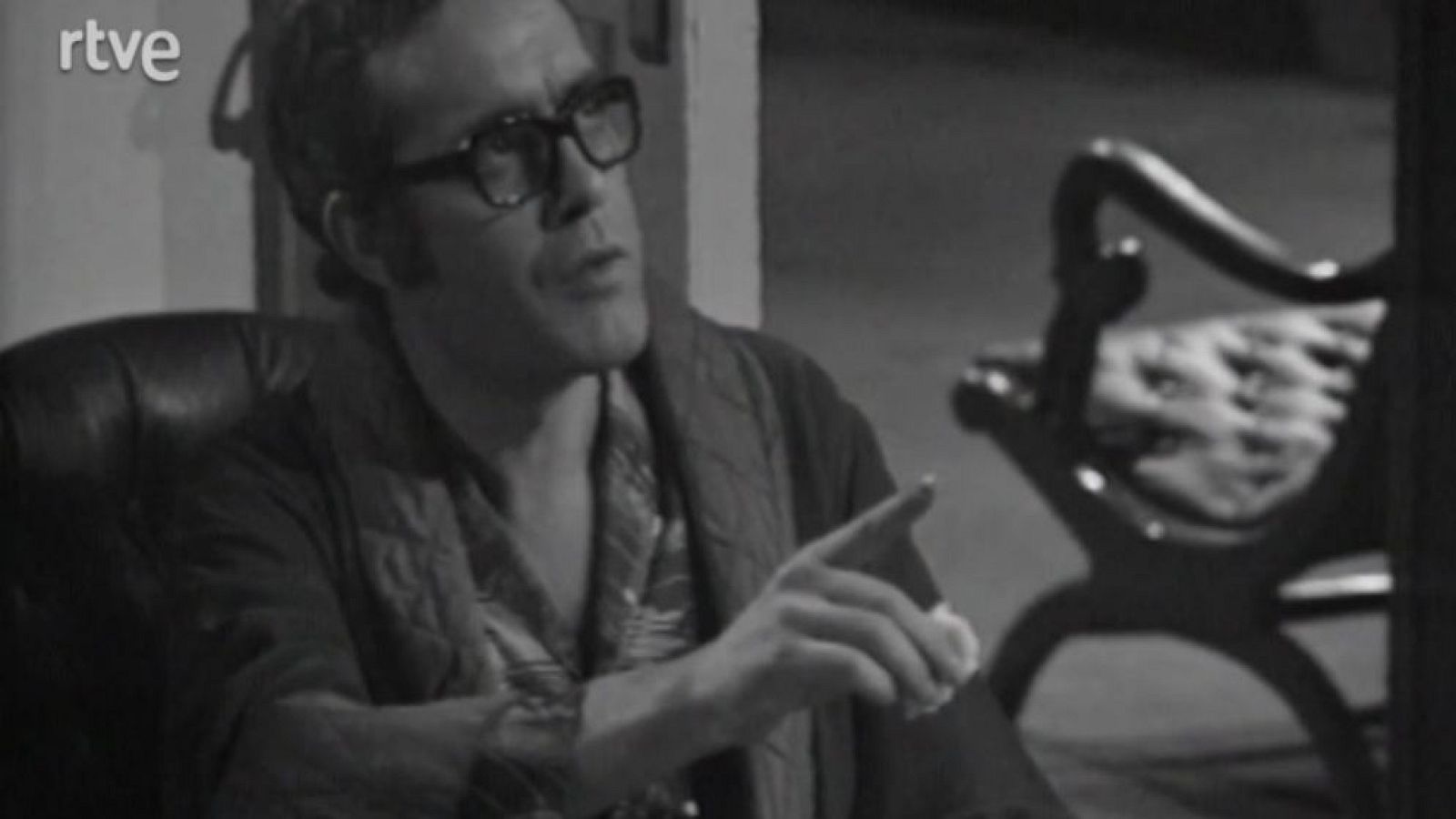 A vista de Paso - Aficionado a la política - A vista de Paso | Ver