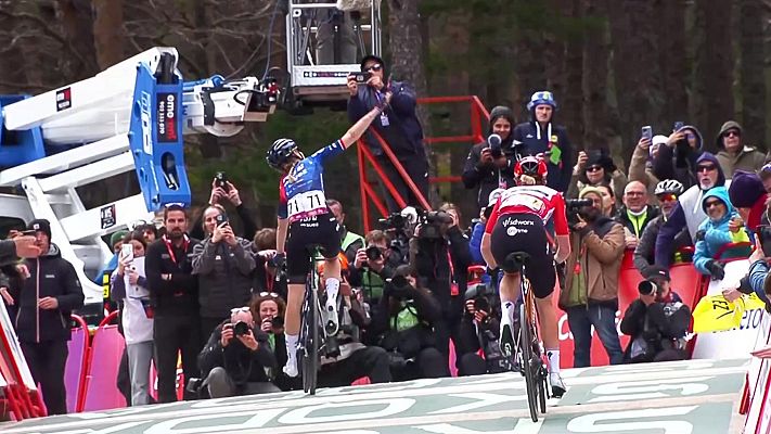 Vuelta ciclista a España - Evita Muzic se impone a Demi Vollering en la cima de la Laguna Negra