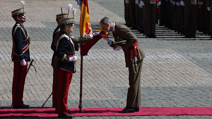 Informativo 24h - Felipe VI vuelve a jurar bandera con su promoción 40 años después