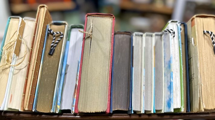 Telediario Fin de Semana - Crece el número de libros prohibidos en escuelas y bibliotecas públicas de Estados Unidos