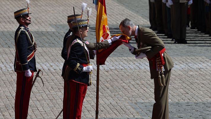 Felipe VI vuelve a jurar bandera con su promocin 40 aos despus y la princesa Leonor como testigo