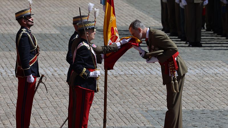 El rey Felipe VI vuelve a jurar bandera en el 40 aniversario | Ver