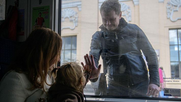 Telediario 1 - Las madres siguen soportando el peso del cuidado de los hijos y se mantiene el rol de 'padre ayudante'