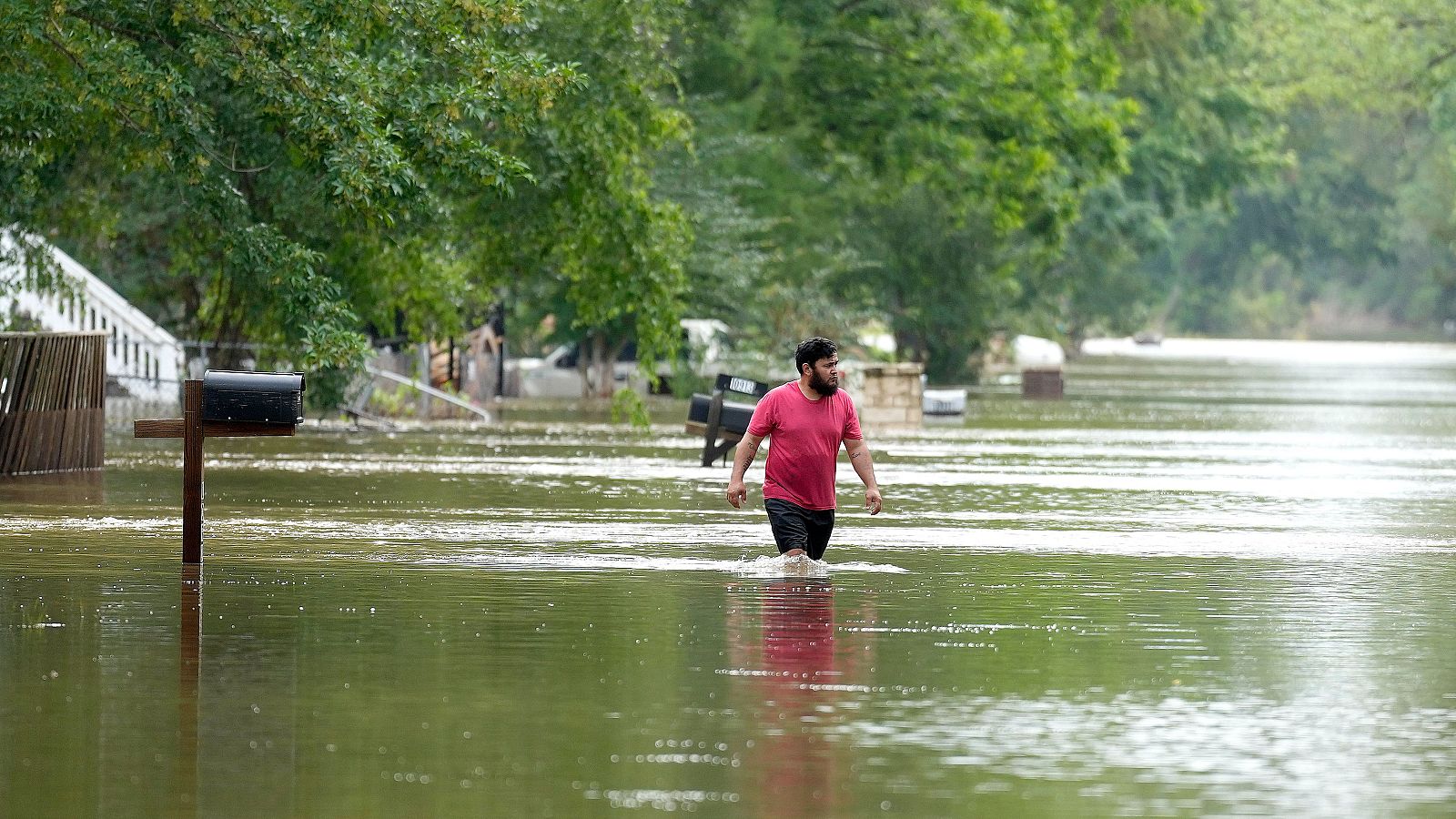Las fuertes lluvias inundan Texas, Estados Unidos | Ver