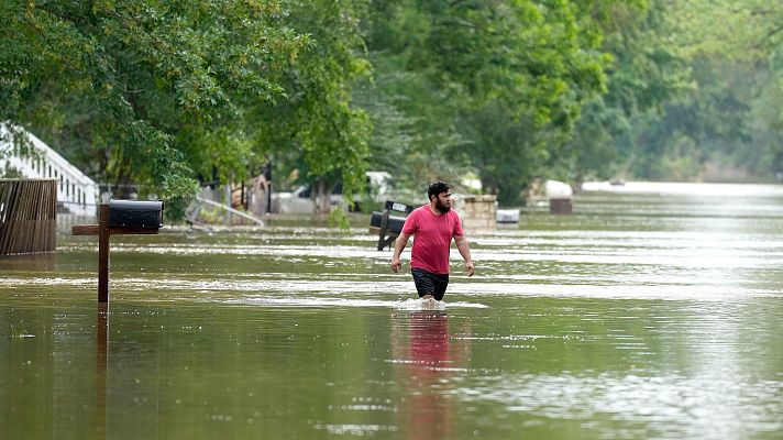 Telediario Fin de Semana - Carreteras cortadas y centenares de rescates: las lluvias azotan Texas, Estados Unidos