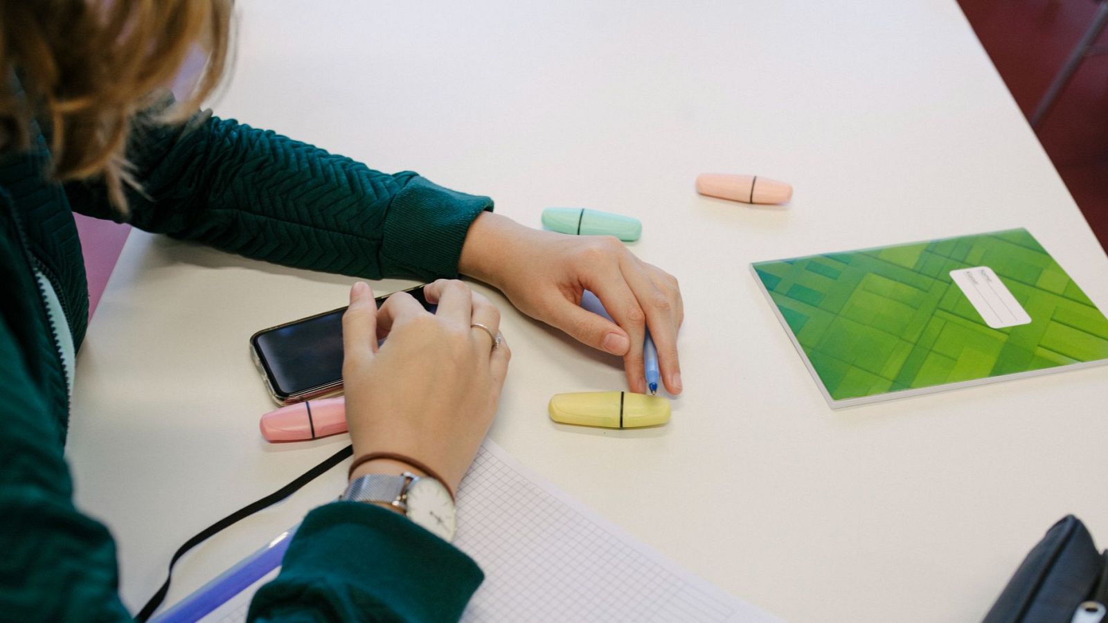 Prohibición del uso de móviles en Valencia | Ver