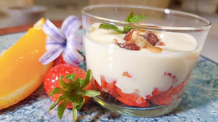 Saber vivir - Vasitos de queso con fresones del chef Sergio Fernández.