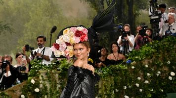 Insectos, rboles y muchas flores: los invitados a la Met Gala lucen sus vestidos ms extravagantes