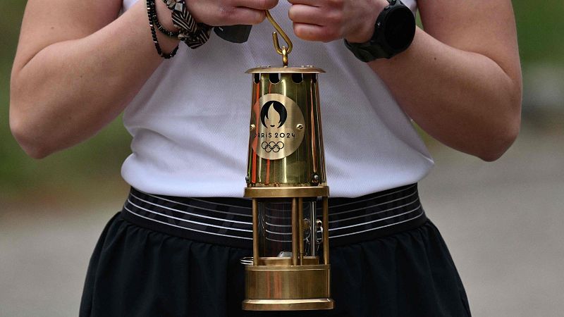 La llama olímpica cruza el mediterráneo y las camas ya han llegado a París