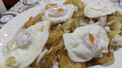 Receta de huevos rotos con bacalao, una mezcla de sabor sin igual