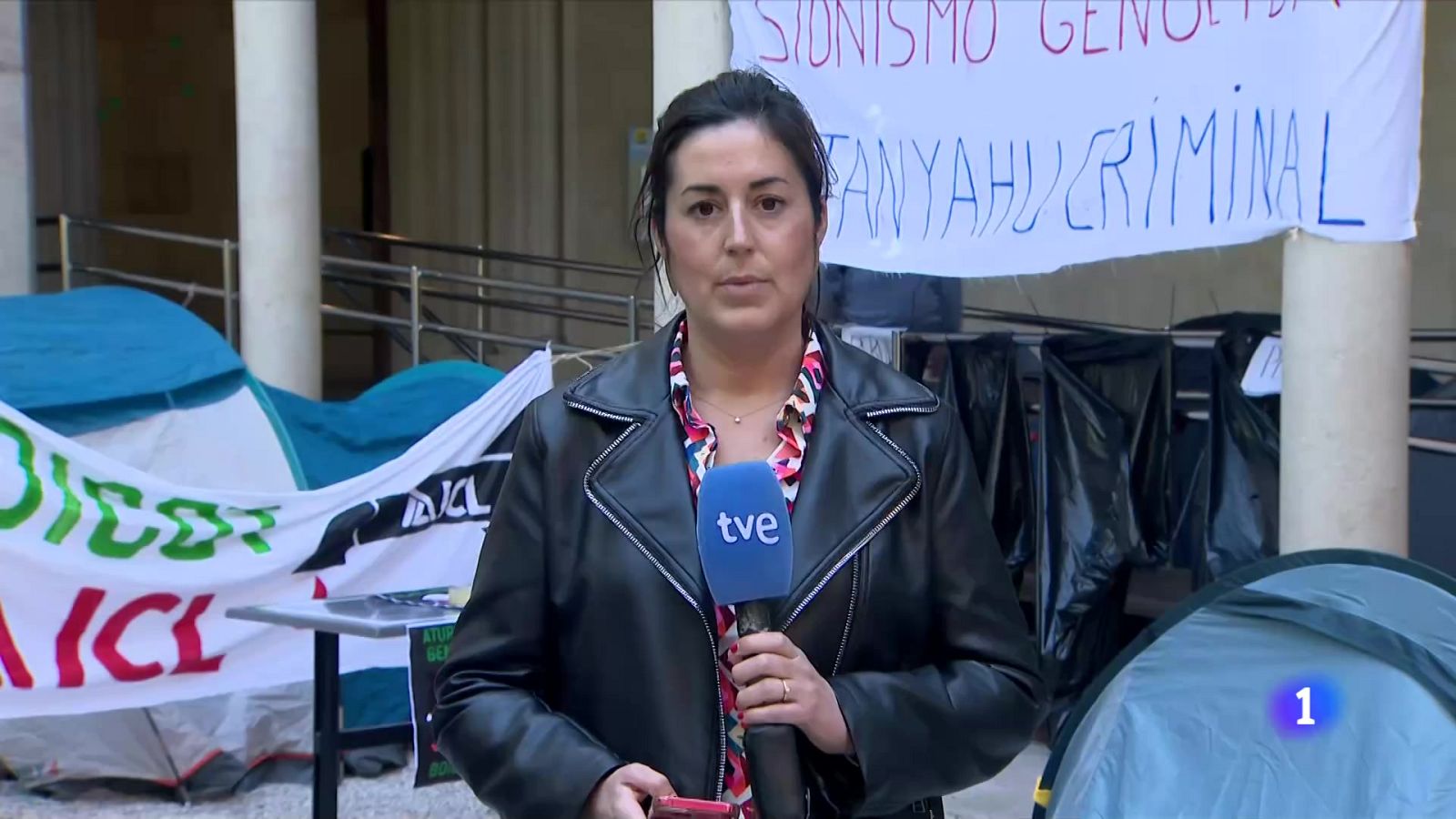 Més de 50 persones acampen al claustre de la UB en suport a Palestina - L'Informatiu | Veure