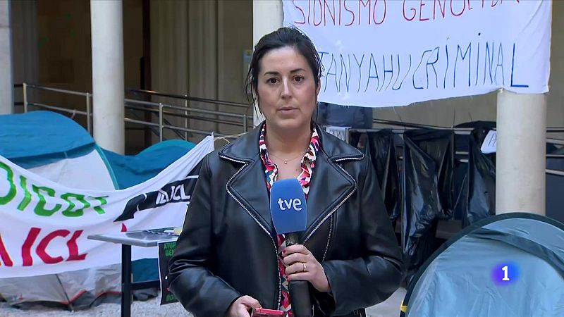 Més de 50 persones acampen al claustre de la UB en suport a Palestina - L'Informatiu | Veure