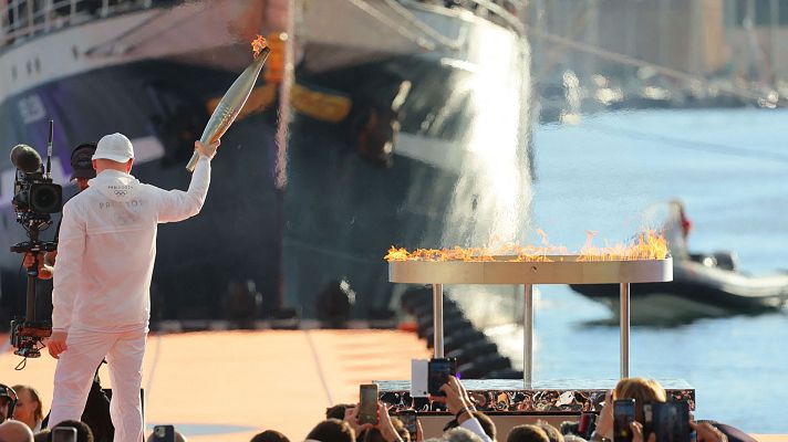 Telediario 2 - Francia recibe en Marsella la llama olímpica para París 2024