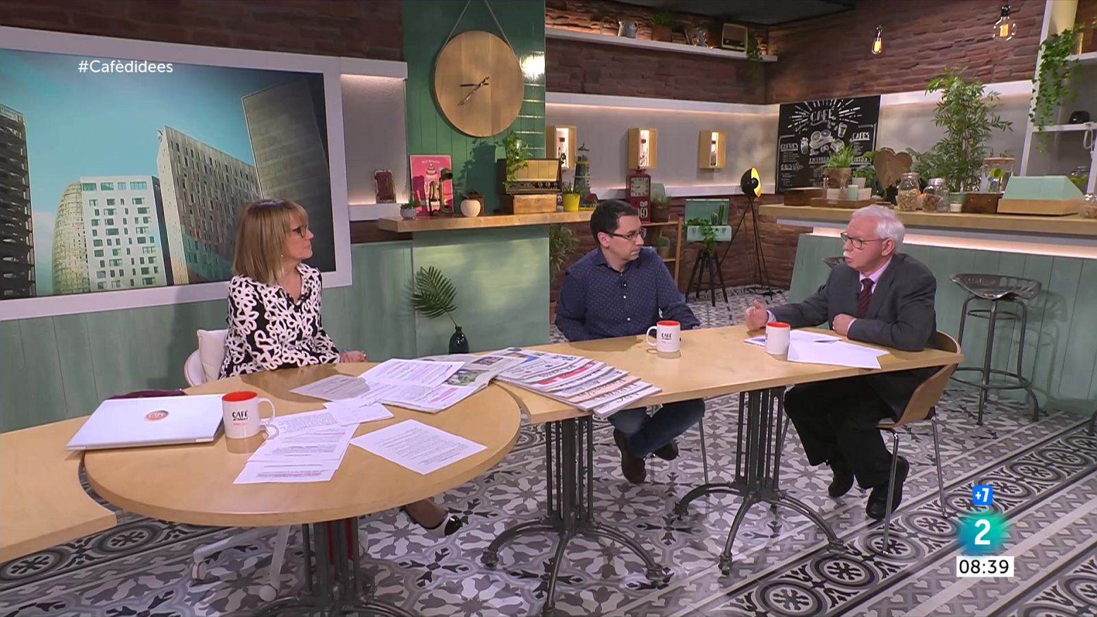 Les entitats socials alerten: "Quan sobrevius, votar no és la teva prioritat" | Veure