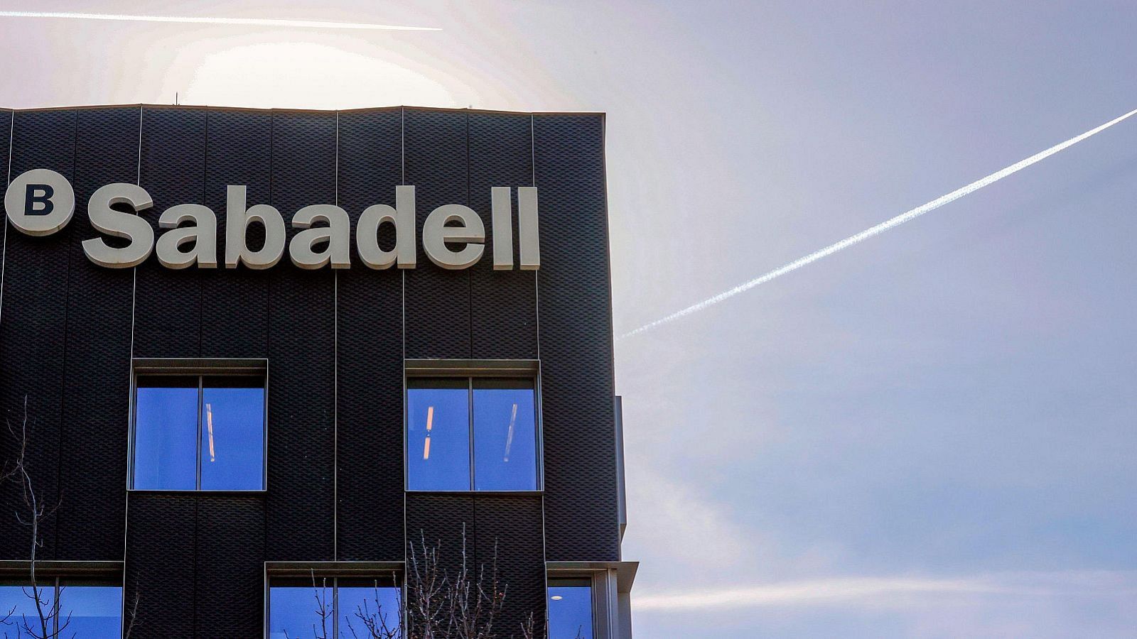 El BBVA lanza una opa hostil para absorber el Sabadell | Ver