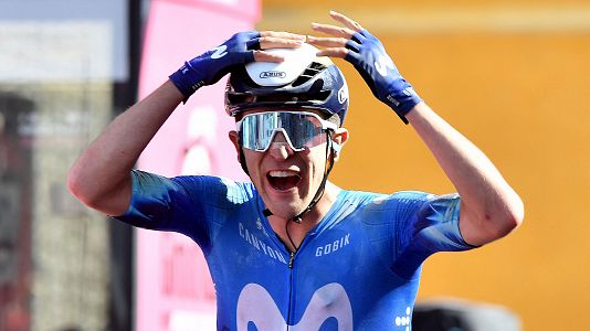 Enorme victoria de Pelayo Snchez sobre Alaphilippe en la llegada con 'sterrato' del Giro