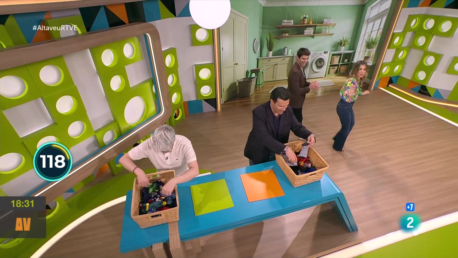 L'altaveu: Mor en caure d'un sisè pis, lladres amb màscares, la tos ferina i els mitjons perduts - L'altaveu | Veure