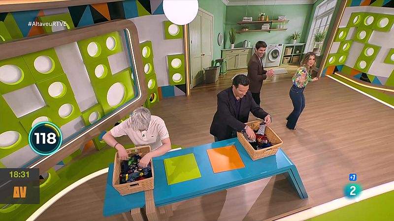 L'altaveu: Mor en caure d'un sisè pis, lladres amb màscares, la tos ferina i els mitjons perduts