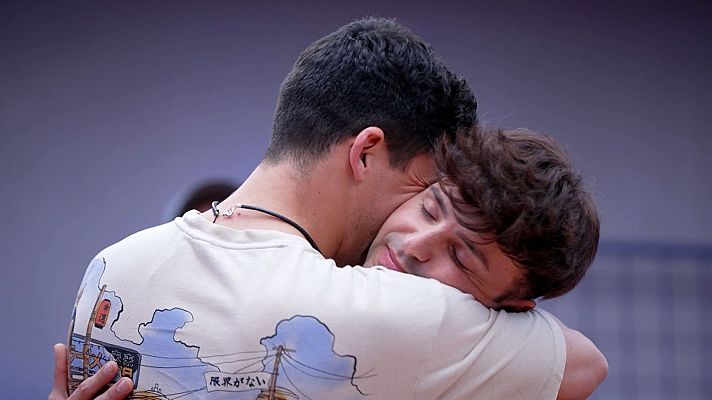 Baila como puedas - Vachiano y Santiago se besan en 'Baila como puedas'