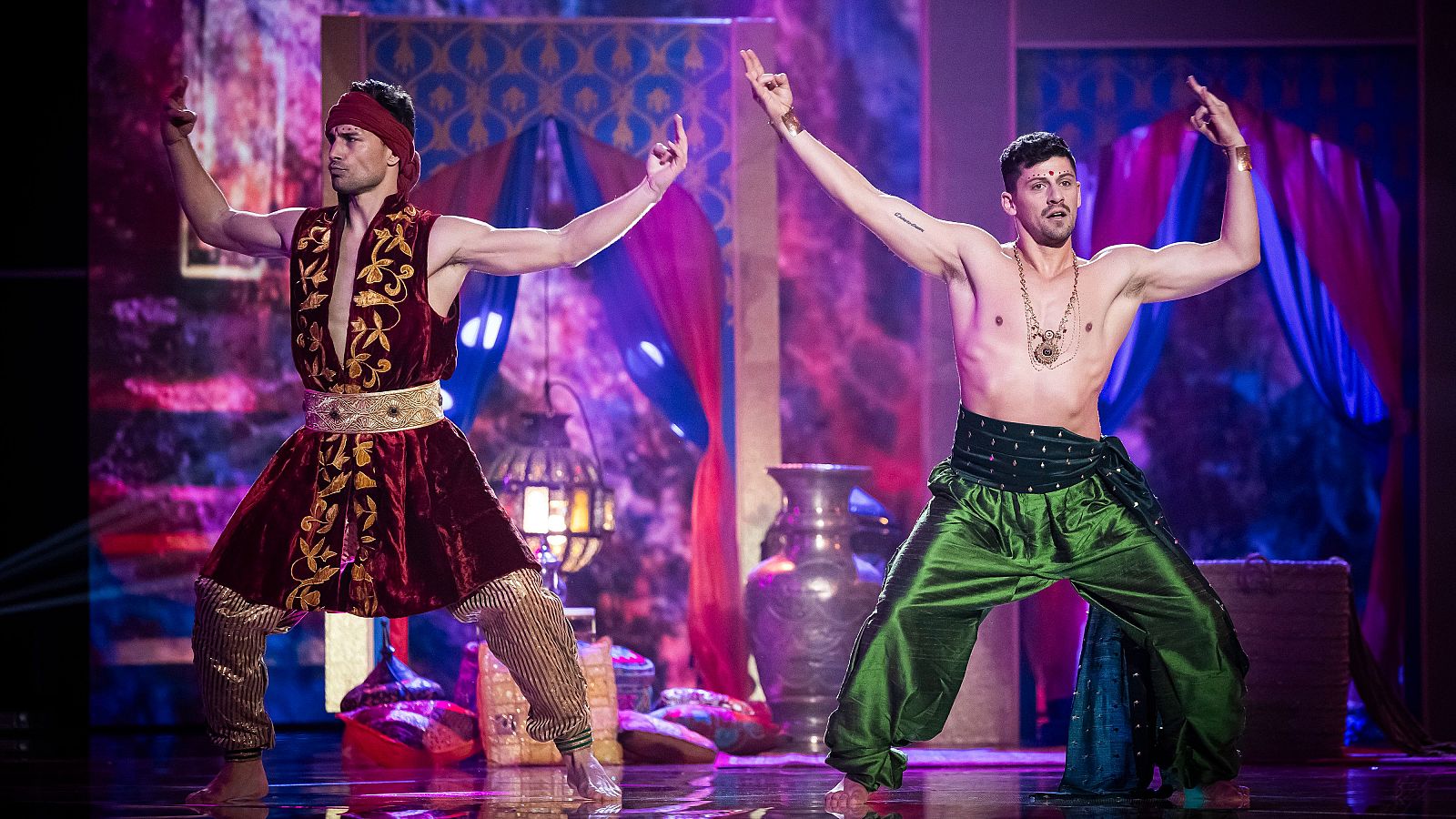 Jaime Astrain y Santiago, puro Bollywood en 'Baila como puedas' - Baila como puedas | Ver