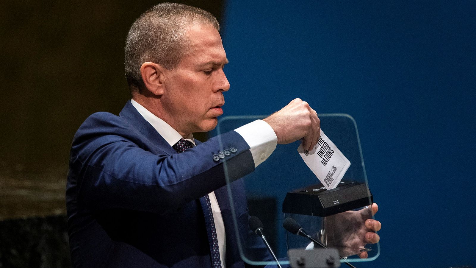 El embajador de Israel ante la ONU tritura la Carta de las Naciones Unidas - Informativo 24h | Ver