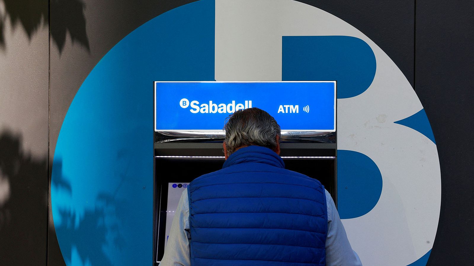 Crece el enfrentamiento entre BBVA y Banco Sabadell tras la opa hostil | Ver
