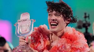 As rompi Nemo el Micrfono de Cristal en Eurovisin al celebrar su victoria