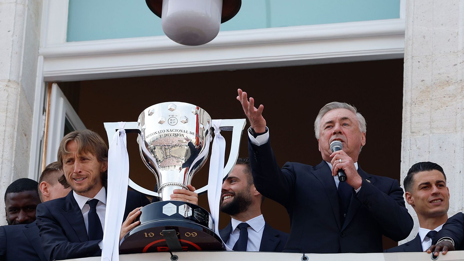 Ancelotti cantar el himno del Madrid durante la celebración de LaLiga | Ver
