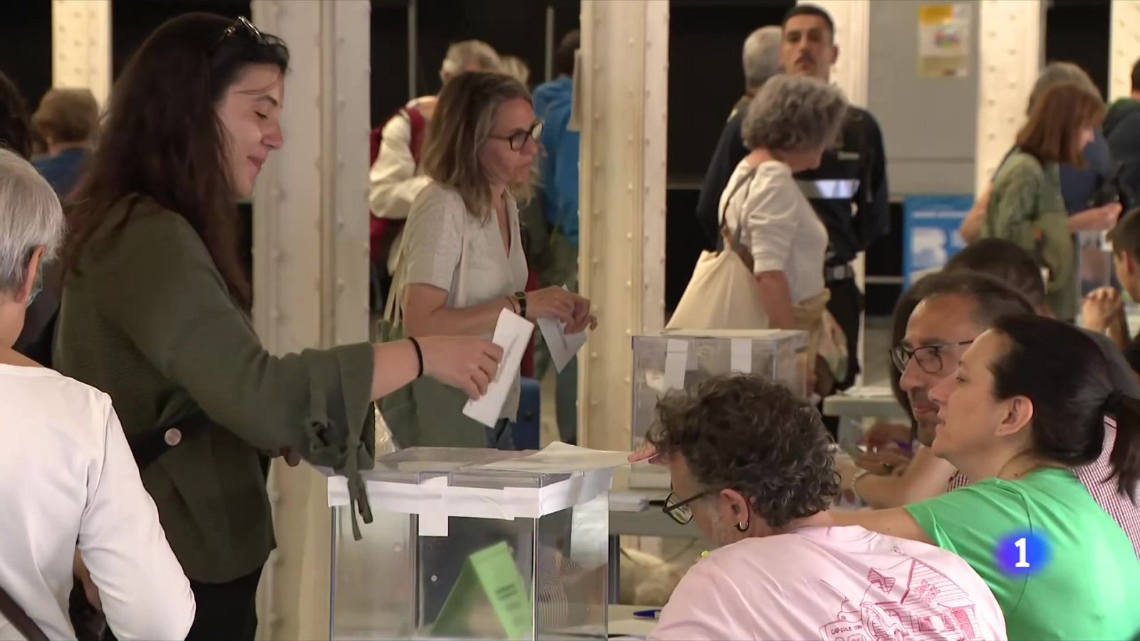 Força afluència i "bon rotllo" als 2.695 col·legis electorals - L'Informatiu | Veure