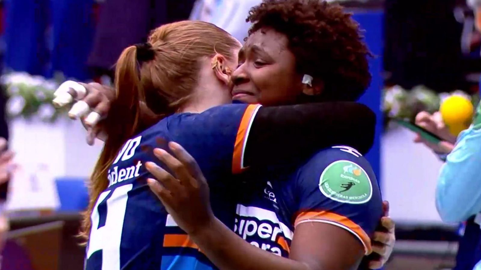 Marianne Fernandes se emociona al ganar la Copa con Bera Bera - Balonmano | Ver
