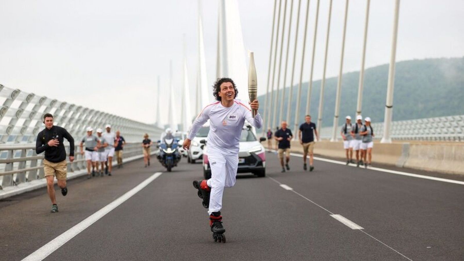 La antorcha olímpica en el viaducto de Millau, el puente más alto | Ver