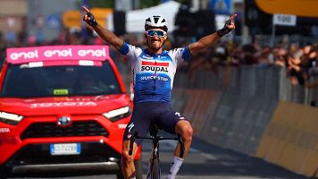 Alaphilippe consigue su primera victoria en el Giro de Italia tras culminar una escapada de 140 kilmetros