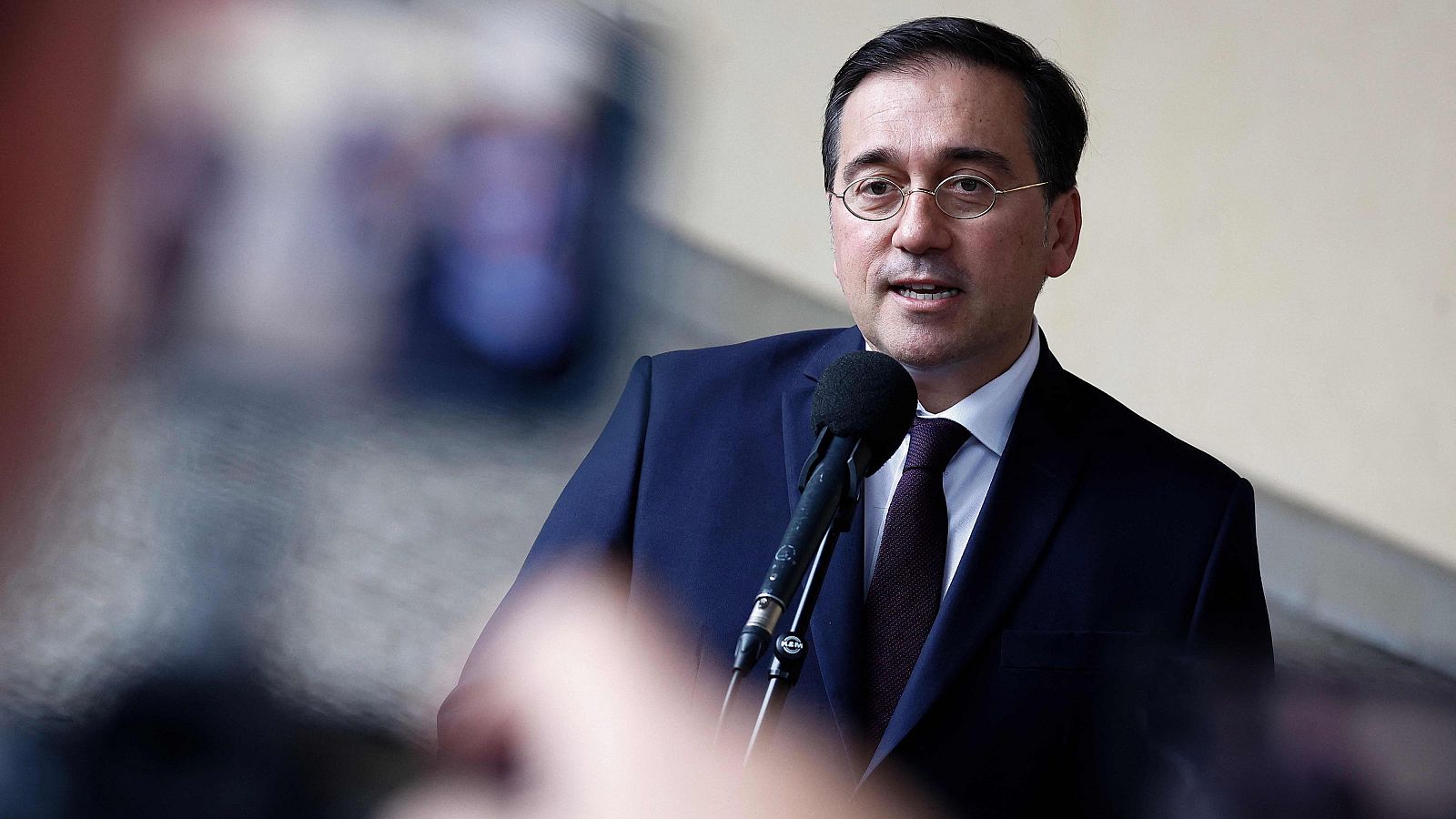 Entrevista a Albares: "Si hay un barco con armas a Israel, se le va a denegar la escala" - La hora de La 1 | Ver