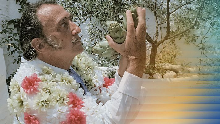 Primer plano de Salvador Dalí de perfil, con bigote icónico, sosteniendo dos alcachofas y adornado con guirnaldas de flores. Fondo blanco con vegetación y degradado de color.