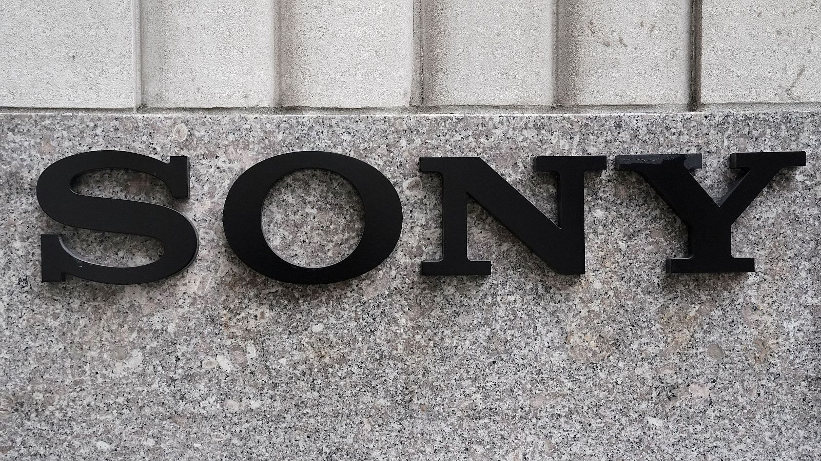 Sony se impone contra las clonaciones de voces por IA | Ver