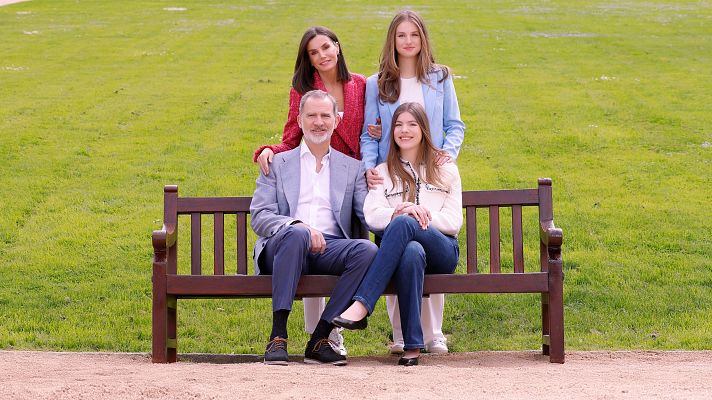 Telediario Fin de Semana - Los reyes publican once nuevas fotos con sus hijas con motivo del 20 aniversario de su boda