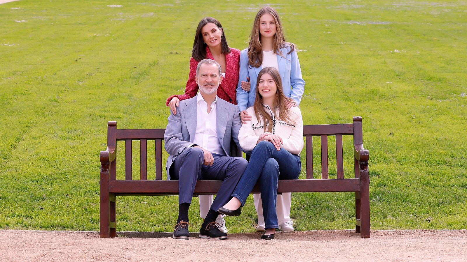 Los reyes publican fotos con sus hijas con motivo del 20 aniversario de su boda | Ver