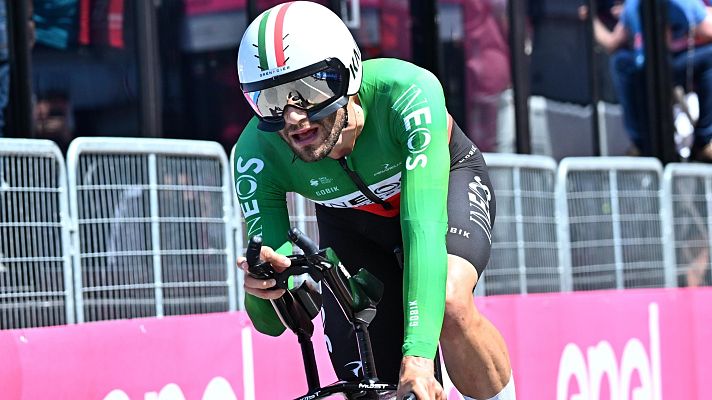 Ciclismo - El italiano Filippo Ganna arrasa en la última crono del Giro y Tadej Pogacar sigue de rosa
