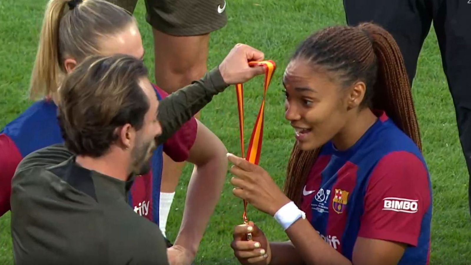 Las futbolistas del Barça reciben las medallas de campeonas de la Copa de la Reina de fútbol 2024 de manos de miembros de su propio cuerpo técnico. - Fútbol | Ver