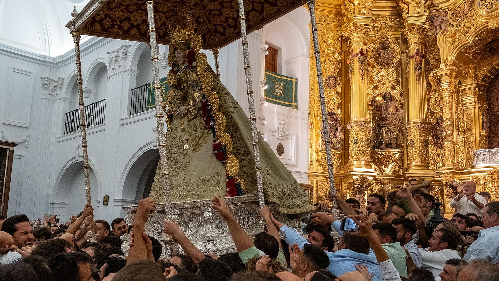 Los almonteños saltan la reja y da comienzo la procesión del Rocio | Ver