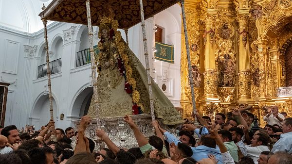 Los almonteos saltan la reja a las 2:57 y dan comienzo a la procesin de la Virgen del Roco