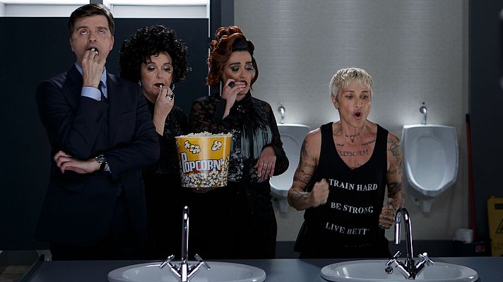 Late Xou con Marc Giró - En el baño con Magali Dalix y las Glorias Cabareteras