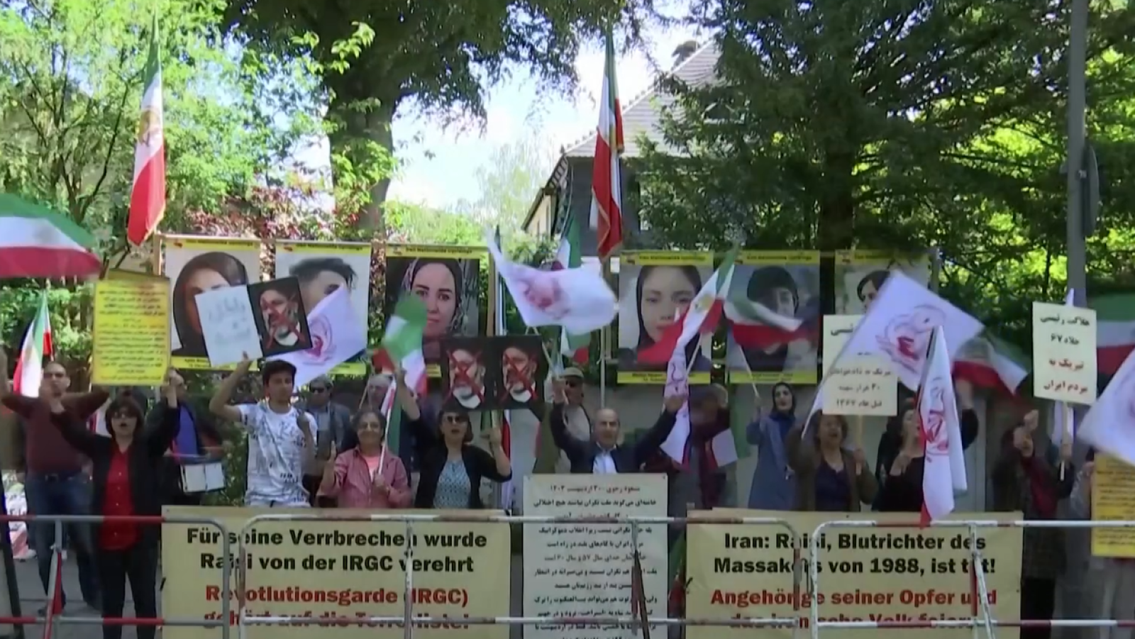 Los opositores celebran la muerte del presidente iraní | Ver