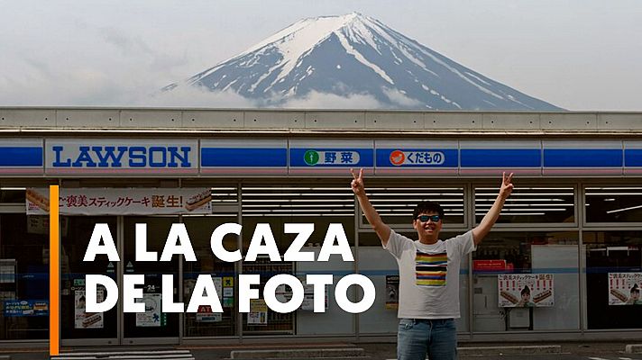Modo Digital - Fujikawaguchiko levanta una barrera metálica en una calle con vistas al monte Fuji para evitar a los turistas