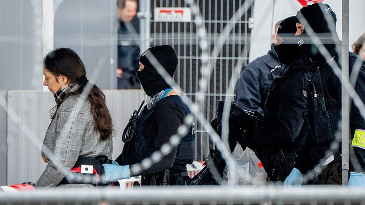 Telediario 2 - Alemania sienta en el banquillo a nueve ultraderechistas acusados de intento de golpe de Estado