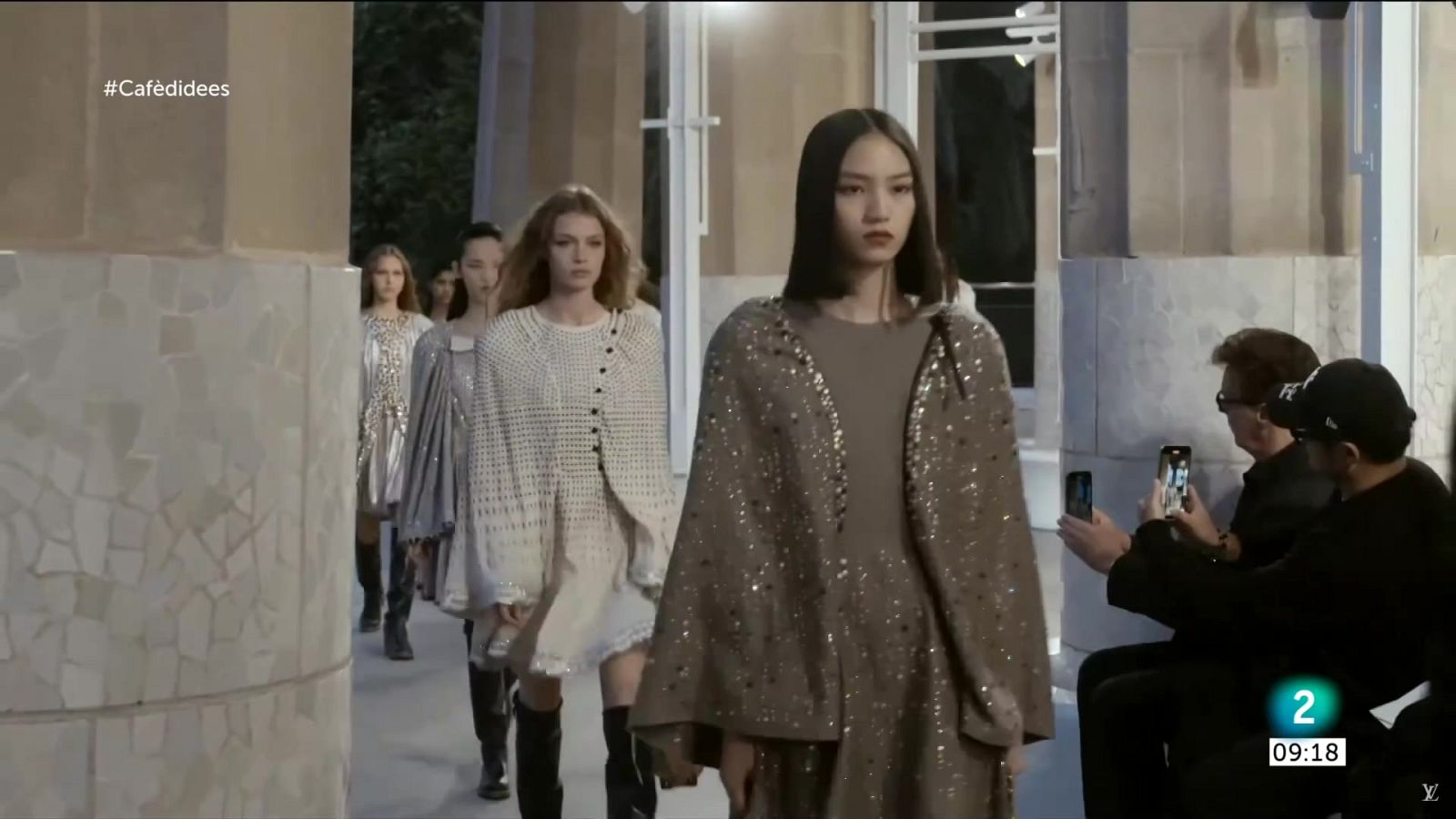 Louis Vuitton desfila al Park Güell enmig de protestes veïnals - Cafè d'idees | Veure