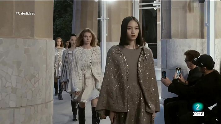 Cafè d'idees - Louis Vuitton desfila al Park Güell enmig de les protestes