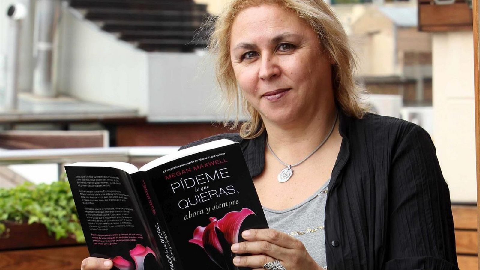 La novela de Maxwell, 'Pídeme lo que quieras', será película | Ver